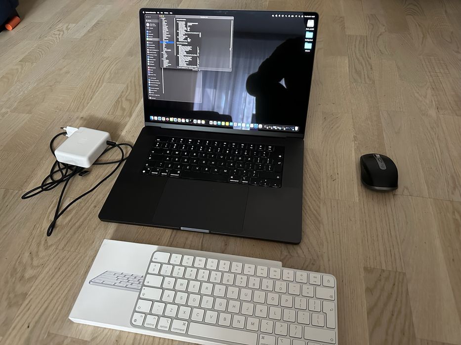 MacBook Pro M3 16" - 18Gb Ram - SSD 512Gb - Baterie 153 cicluri incarcare 100% capacitate + tastatura Magic Keyboard + Mouse Logitech MX Anyware 3S