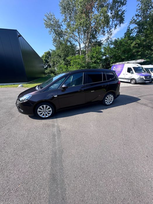 Vând Schimb Opel Zamfira  pe un suv