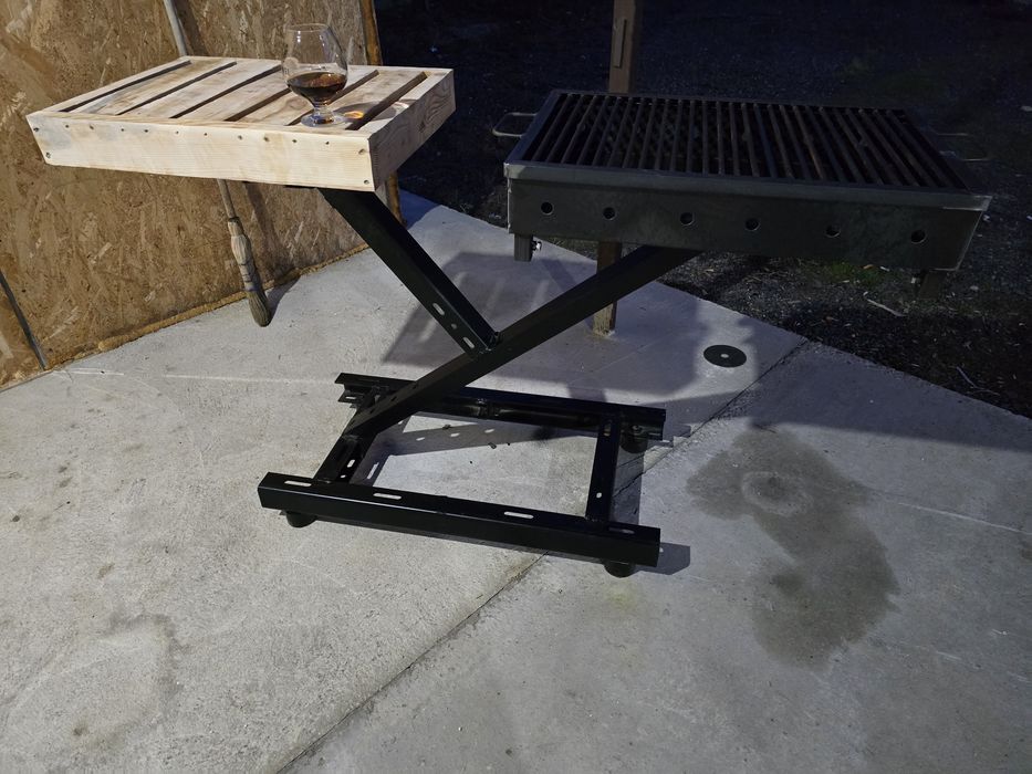 Grătar multifuncțional pe structură metalică modern