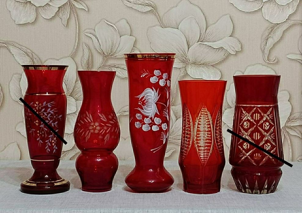 Винтажная красная ваза для цветов