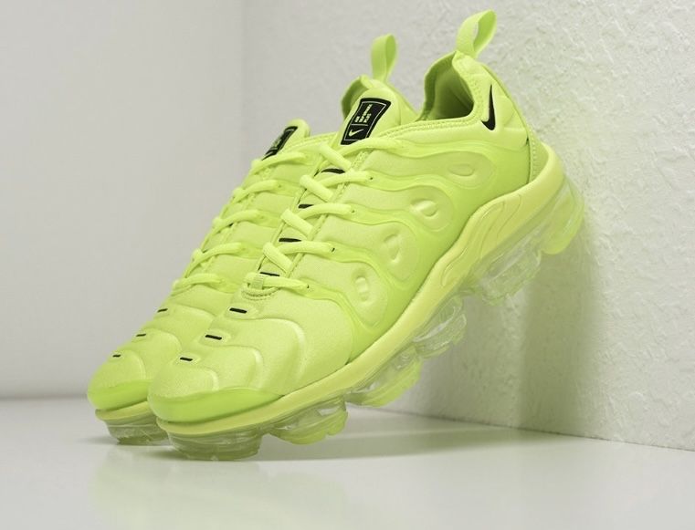 Продам кросовкий новые Air max vapormax plus салатовые