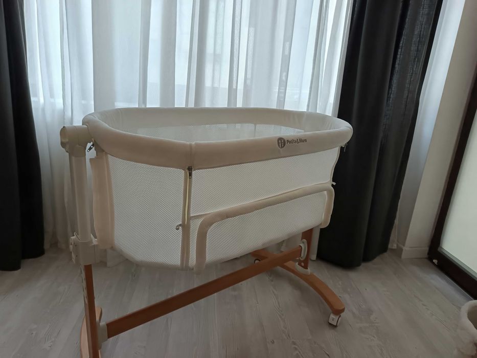 Pătuț bebe alb cu inserții de vara