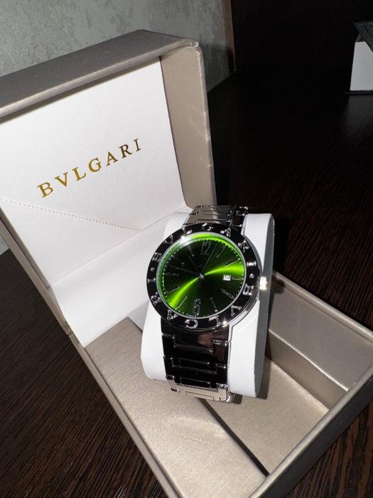 Часы BVLGARI в фирменном стиле