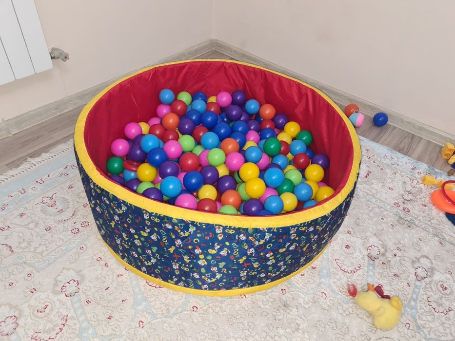 Сухой бассейн с шариками