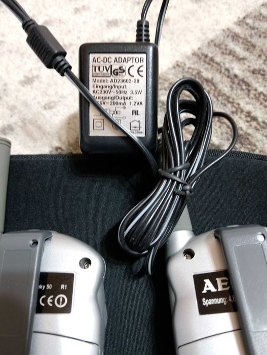 Statii AEG walkie talkie aproape noi