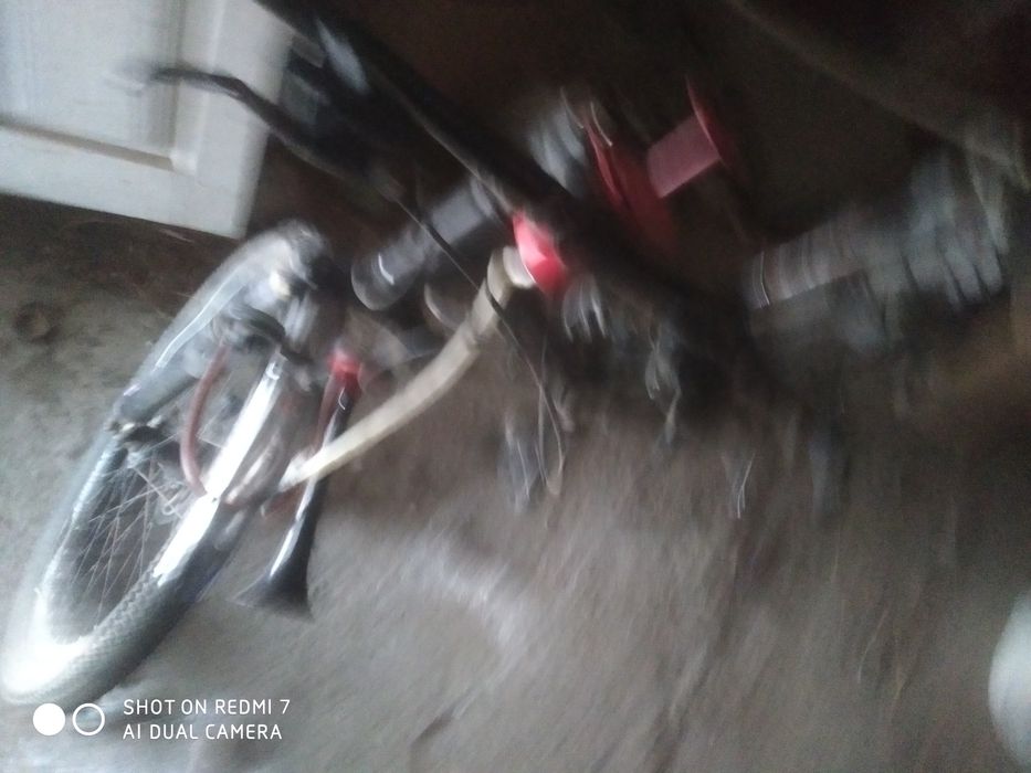 Rangi qora, signal bor 2 talik tormozlari ishlaydi oʻzim olganimga 2oy