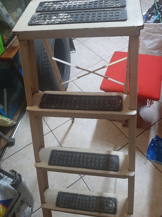 Vând scară metalică rabatabilă solidă