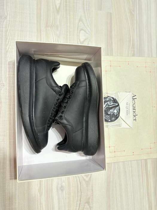 Vand adidasi Alexander McQueen!