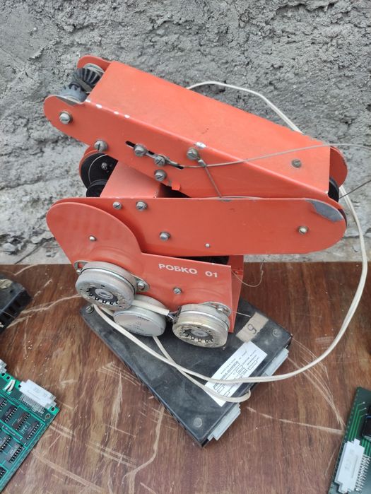 Ретро учебен робот РОБКО 01 – за реставрация
​Описание:
Продавам три б