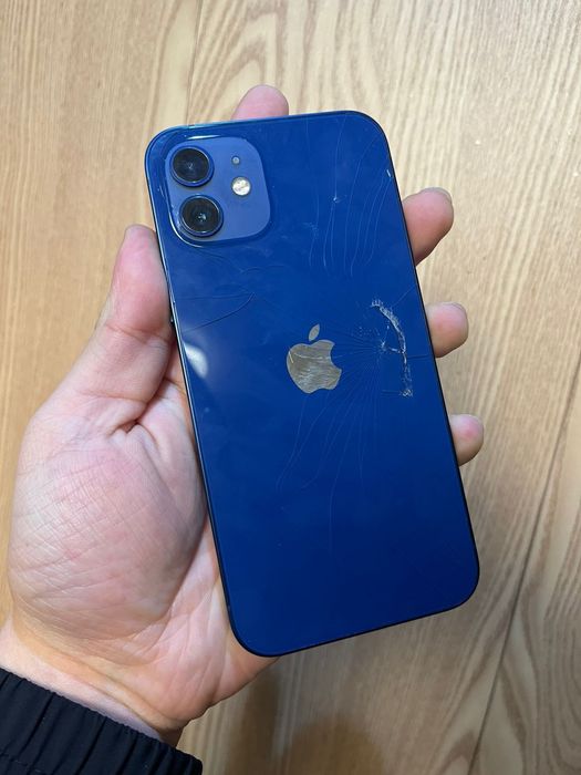 В продаже Айфон 12.