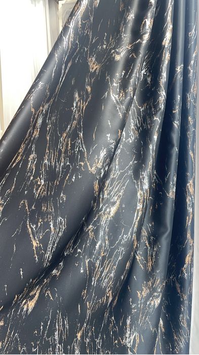 Draperie neagra cu insertii aurii si efect metalic 5m