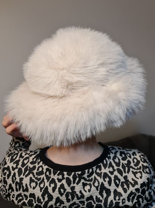 Palarie chic blana artificiala de la H&M
