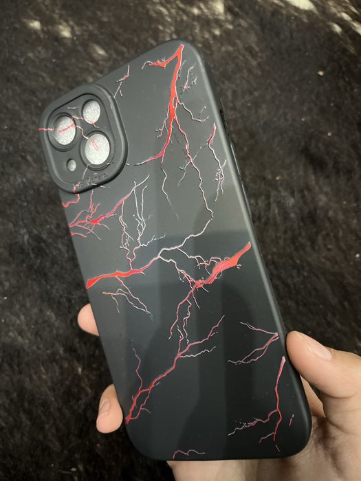 ПРОДАВАМ калъф за iphone 13 чист черен с червени светкавици