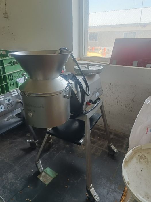 Masin tocat carne , robot bucatarie , curatat cartofi