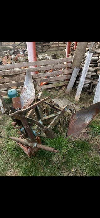 Vând plug cu o trupita si o cositoare de 135.