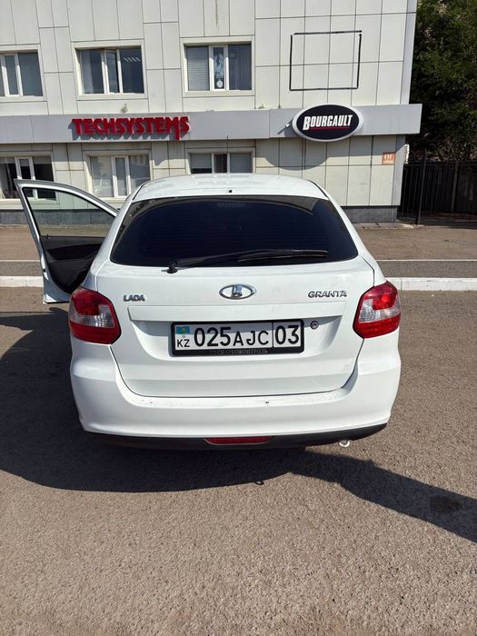 Продам Lada Granta Лифтбек 2015 год