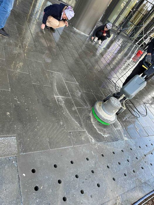 Мойка фасадов, брусчатки. Химчистка ковров, мебели. Уборка