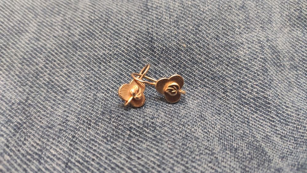 Продаются золотые серьги