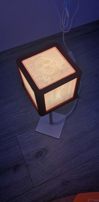 Veioza cub, cu poze printate 3D in relief, personalizata