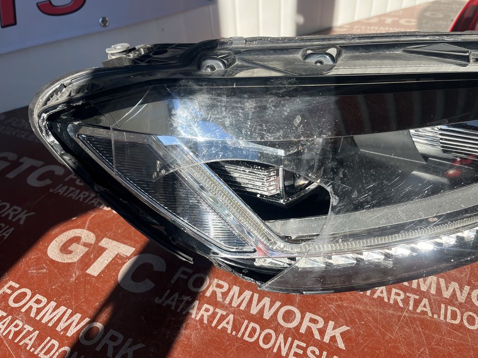 Фар VW Touran 2016- десен