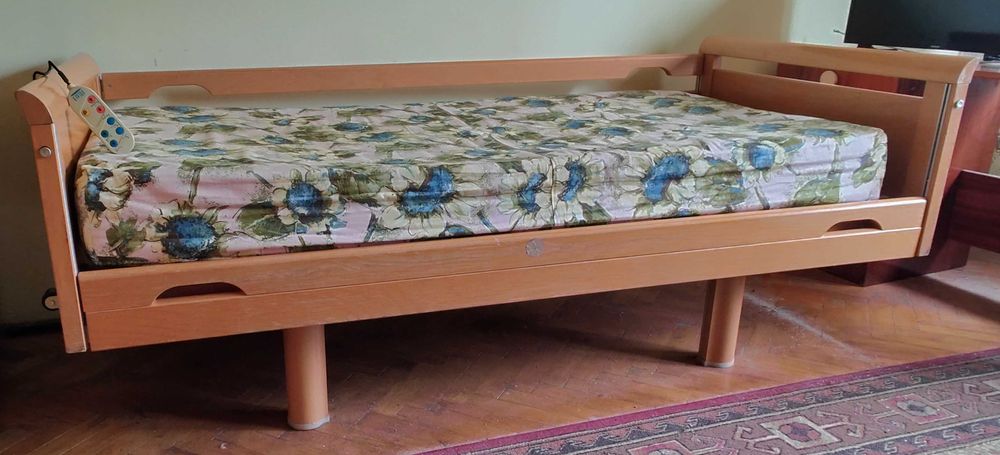 Pat medical pentru bolnavi sau batrani, cu trei motoare, saltea