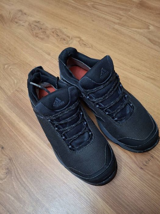 Запазени спортни обувки