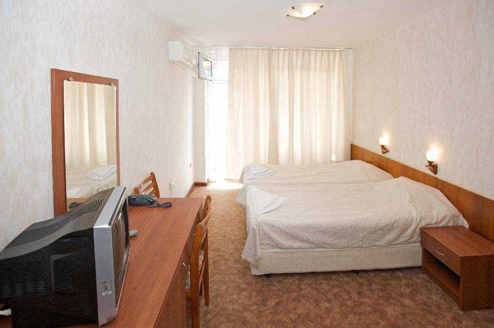 Продава се Хотел в к.к. Слънчев бряг - 6070 кв.м за 742 €/кв.м - Снимка #3