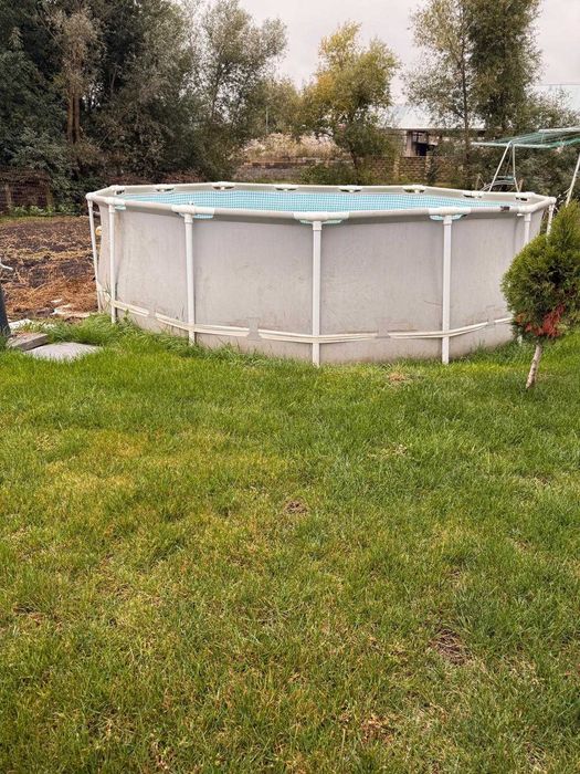 Piscina supraterana cu cadru metalic