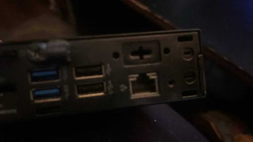 продавам мини компютър dell 3060 I3