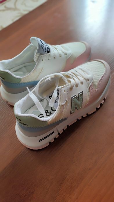 Кроссовки женские новые