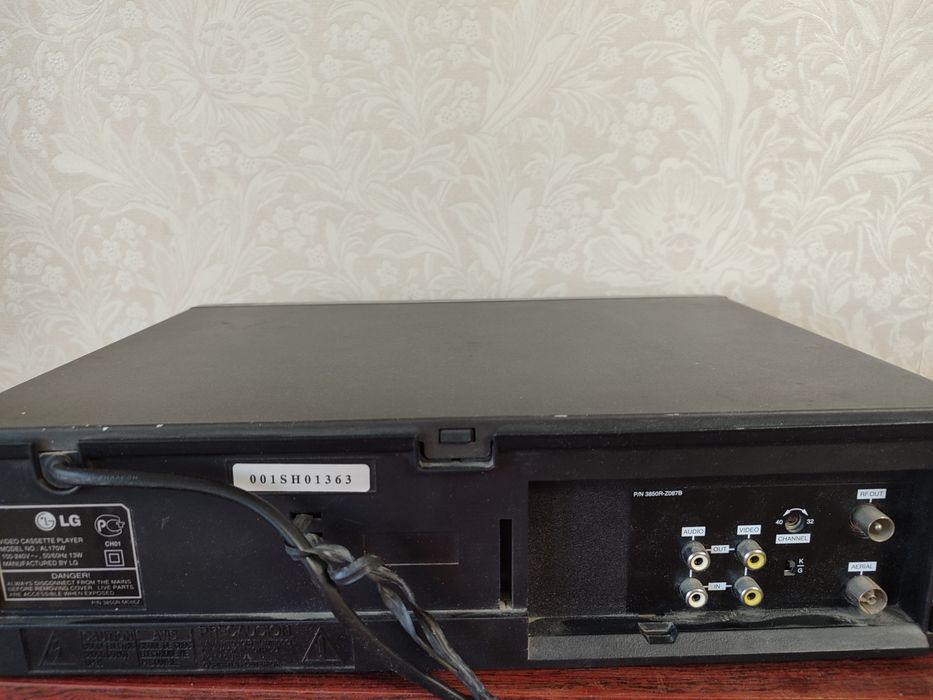 Продам видеомагнитофон марки LG