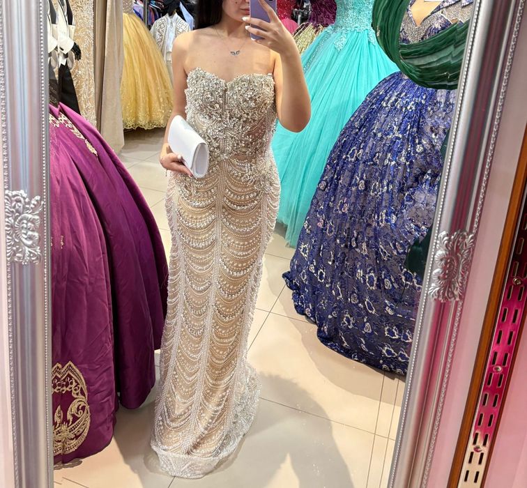 Чисто нова бална рокля