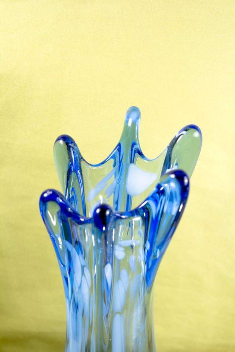 Ваза Синего оттенка с белыми вставками, рванные края