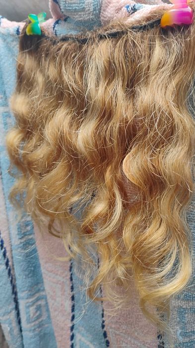 Продавам естествено къдрава коса.