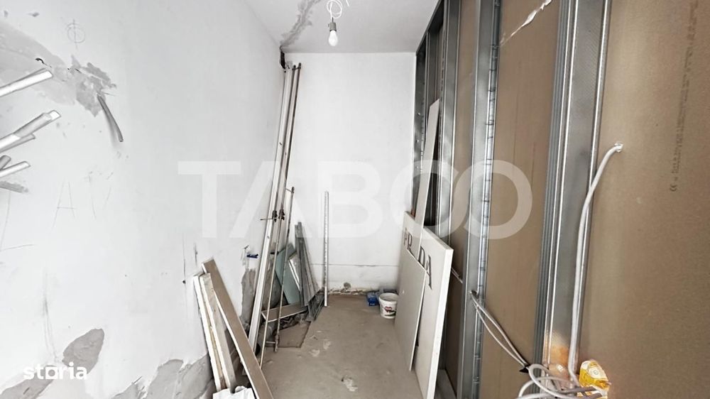 Apartament de vanzare 3 camere nemobilate 56 mpu cu balcon Central