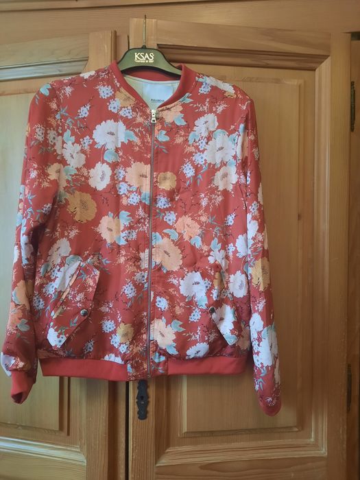Deosebita geaca de dama din mătase Pull&Bear mărimea S