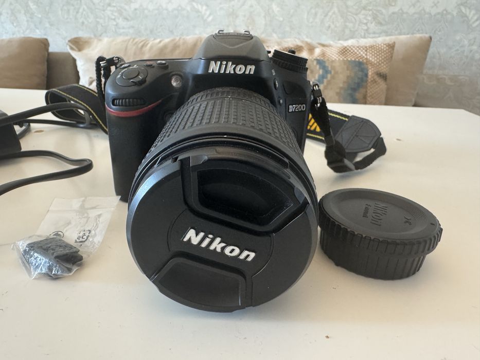 Aparat Foto DSLR Nikon D7200 + Obiectiv Nikkor 18-140mm VR (Pachet Complet + Geantă)