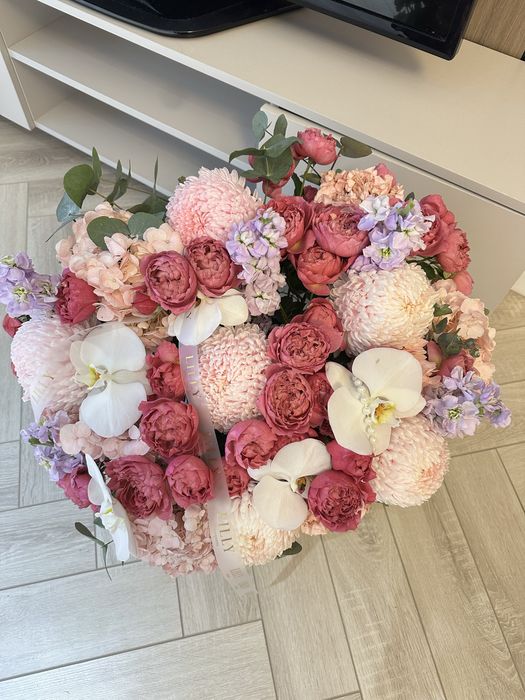 Большой букет в корзине.