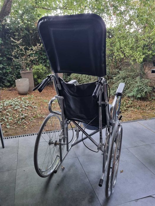 Scaun cu rotile pliabil, cu toaleta si cotiere detasabile, suporturi pentru gambe si spatar reglabil. Dr. Happy