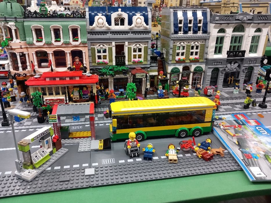 LEGO® City Statie de autobuz 60154