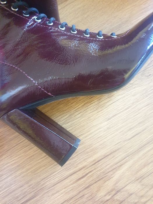 Дамски боти в бордо от естествен лак