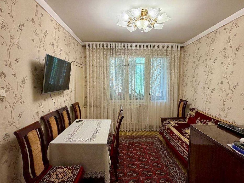 Продается квартира 2/4/4, Чиланзар 6 квартал, первая линия.