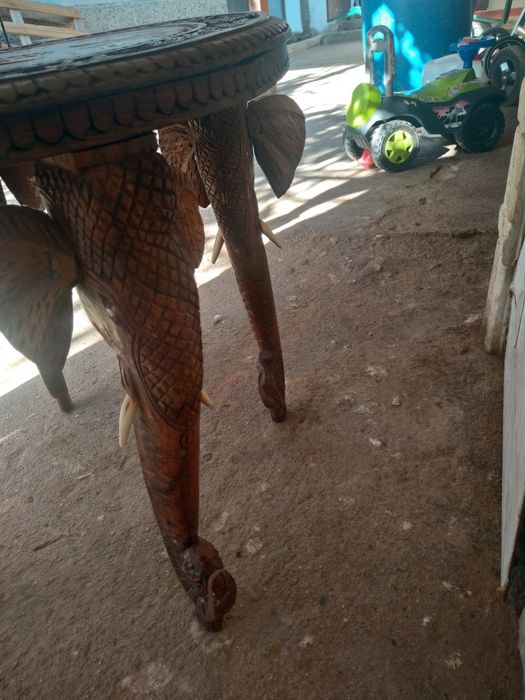 Продавам старинна дървена масичка ръчна дърворезба