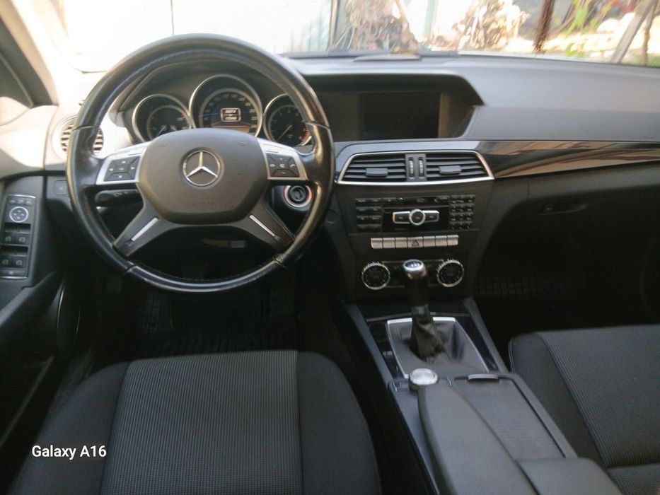 mercedes c 180 blue eficiency 2012 benzina 156 cp 172000 km optiuni full fara gram de rugina 9800 E  neg
