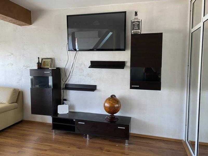 Тристаен апартамент срещу хотел България!