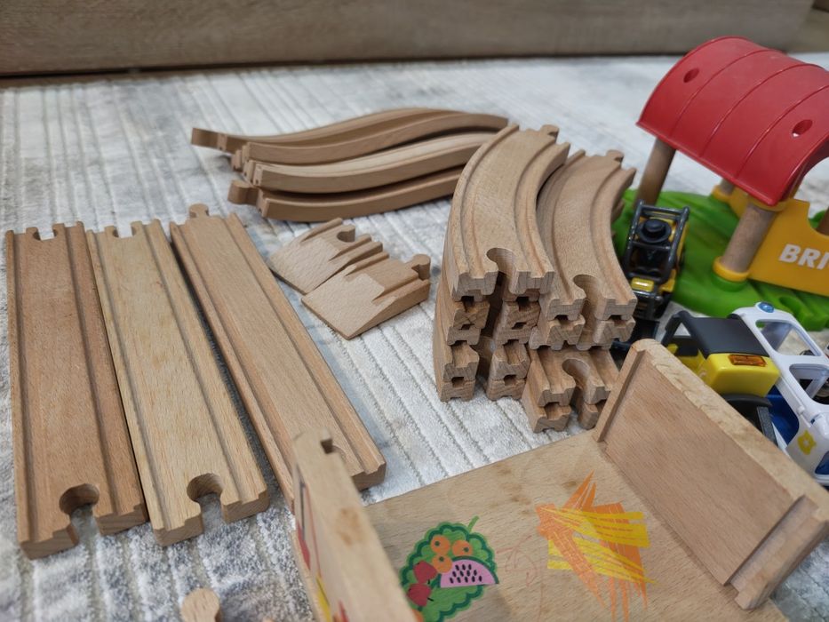 Дървено релси и влакче Brio и Playtive