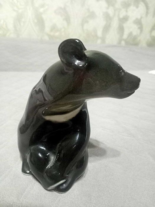 статуэтка лфз. медведь ччерного цвета.в хорошем состоянии.