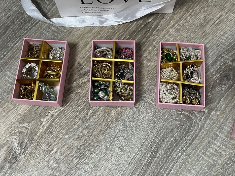 Bijuterii inoxidabile,în cutiile mici sunt până la 20 de accesorii