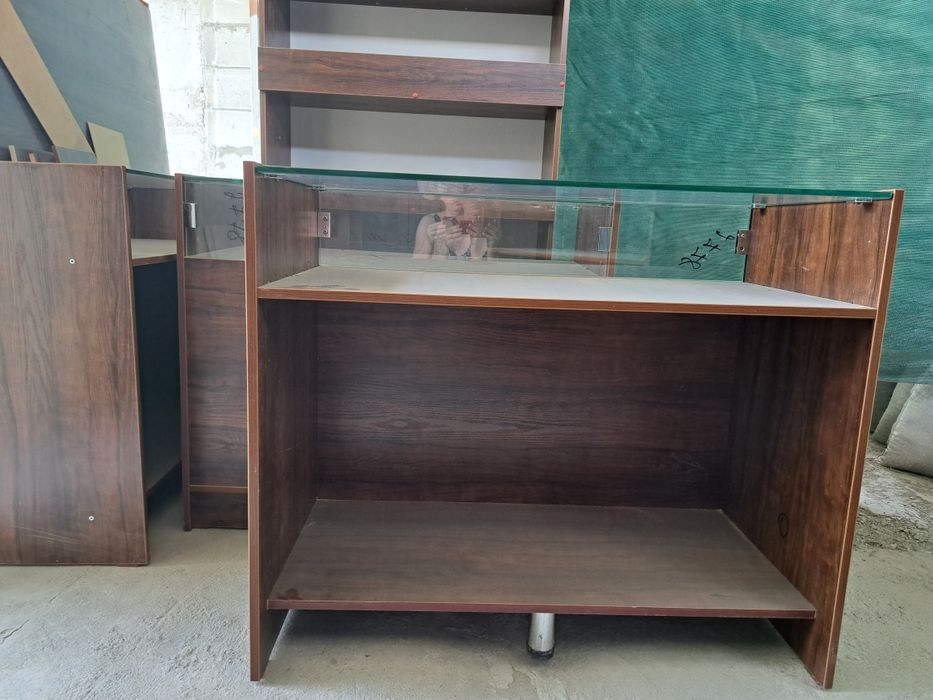 Продаются шкафы и столы прилавки для магазина