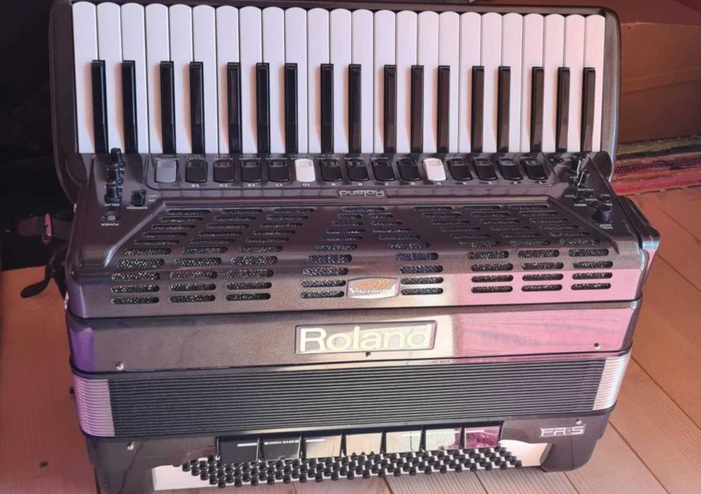 Електрически акордеон Роланд 120 баса